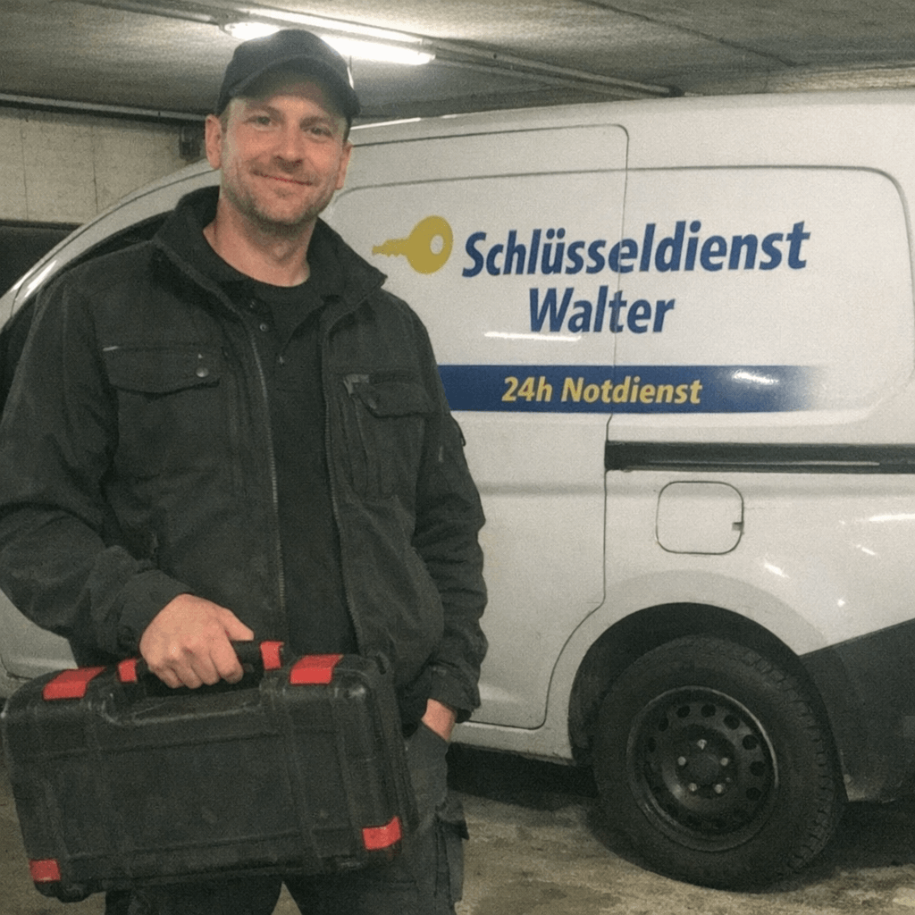 Notdienst Monteur mit Werkzeugkoffer vor Einsatzfahrzeug